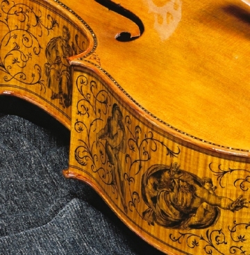 decorated cello 装飾チェロ= 追加画像
